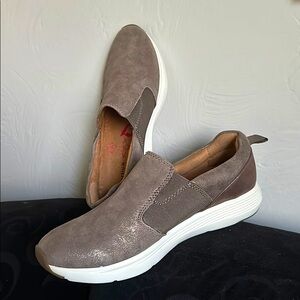 Comforting Align slip-on shoes with a shimmer!